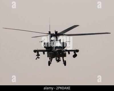 Ein AH-64 Apache von der Task Force Spartan fliegt zur Schusslinie, nachdem sie ihre Feuerunterstützungsmission während Al Tahreer beendet haben. Bei der multidisziplinären Übung wurden Kräfte von Task Force Spartan, KLF und Großbritannien zusammengeführt, um ihre Fähigkeiten zur Zusammenarbeit bei einem Lebensbrand zu demonstrieren. Die Übung war auch im Vorfeld des Kuwait Liberation Day (USA Armeefoto von Master Sgt. Matthew Keeler) Stockfoto