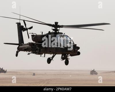 Soldaten der Task Force Spartan winken aus ihren AH-64-Apachen, während sie während Al Tahreer am Kontrollturm vorbeifliegen. Bei der multidisziplinären Übung wurden Kräfte von Task Force Spartan, KLF und Großbritannien zusammengeführt, um ihre Fähigkeiten zur Zusammenarbeit während eines Feuerszenarios unter Beweis zu stellen. Die Übung war auch im Vorfeld des Kuwait Liberation Day (USA Armeefoto von Master Sgt. Matthew Keeler) Stockfoto