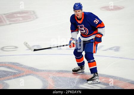 Bridgeport, Connecticut, USA. 4. April 2023. Bridgeport Islanders Jimmy Lambert (32) beobachtet den Puck während eines Spiels der American Hockey League gegen die Springfield Thunderbirds in der Total Mortgage Arena in Bridgeport, Connecticut. Rusty Jones/Cal Sport Media/Alamy Live News Stockfoto