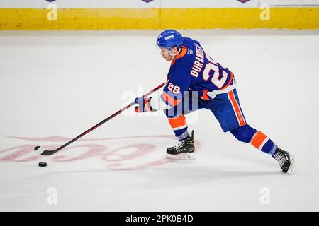 Bridgeport, Connecticut, USA. 4. April 2023. Bridgeport Islanders Arnaud Durandeau (29) bewegt den Puck während eines Spiels der American Hockey League gegen die Springfield Thunderbirds in der Total Mortgage Arena in Bridgeport, Connecticut. Rusty Jones/Cal Sport Media/Alamy Live News Stockfoto