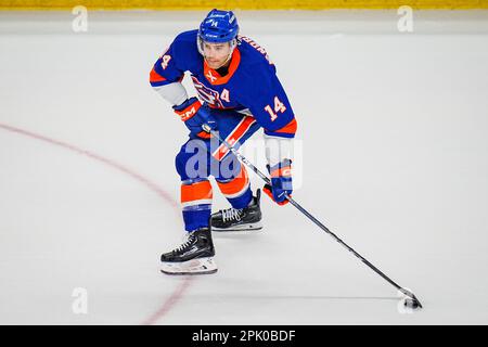 Bridgeport, Connecticut, USA. 4. April 2023. Bridgeport Islanders Andy Andreoff (14) bewegt den Puck während eines Spiels der American Hockey League gegen die Springfield Thunderbirds in der Total Mortgage Arena in Bridgeport, Connecticut. Rusty Jones/Cal Sport Media/Alamy Live News Stockfoto