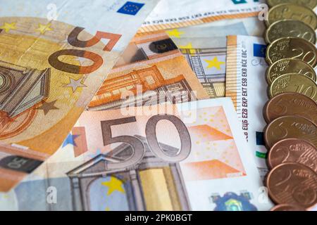 Nahaufnahme von Euro-Banknoten und Euro-Münzen und Euro-Cent Stockfoto