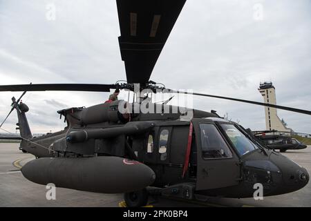 EIN US-AMERIKANISCHER Soldat der Chaos Company zugewiesen, 3-501. Assault Helicopter Battalion, First Armored Division Combat Aviation Brigade aus Fort Bliss, Texas, führt Wartungsarbeiten an einem UH-60m Black Hawk am Luftwaffenstützpunkt Spangdahlem, Deutschland, am 20. März 2023 durch. Ein einziger Black Hawk kann eine komplette 11-Personen-Infanterie-Einheit schneller transportieren als ein Vorgängersystem bei den meisten Wetterbedingungen. (USA Air Force Foto von Tech. Sgt. Anthony Plyler) Stockfoto