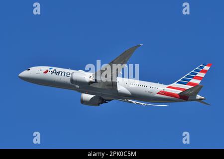 Tokio, Japan - 19. März 2023: American Airlines Boeing B787-8 Dreamliner (N880BJ) Passagierflugzeug. Stockfoto