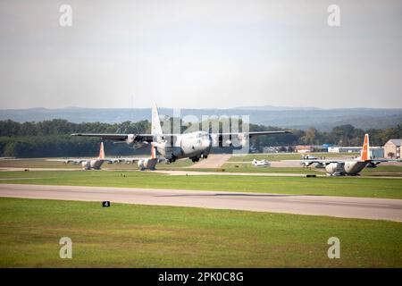 Am 10. 2022. September führte neun LC130s mit dem 109. Airlift Wing den ersten Elefantenspaziergang durch. Ein Elephant Walk ist ein Begriff der US-Luftwaffe für das Rollen von Militärflugzeugen in enger Formation; wird häufig verwendet, um Luftstrom durch den schnellen Einsatz mehrerer Flugzeuge auf einmal zu projizieren. (USA Air National Guard Foto von Staff Sgt. Amber Mullen) Stockfoto