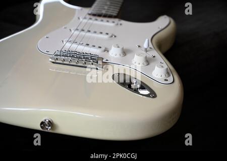 Christchurch, Neuseeland - 02. April 2023: Stratocaster Fender Electric Guitar Body & Knobs Closeup 2 Stockfoto