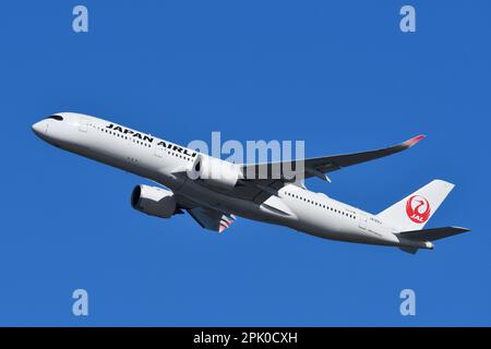 Tokio, Japan - 19. März 2023: Passagierflugzeug Japan Airlines (JAL) Airbus A350-900 (JA12XJ). Stockfoto