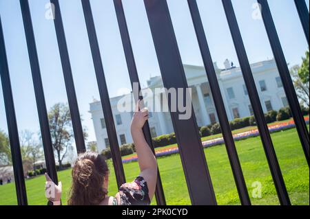 Die Leute gehen ihrem Alltag nach, während sie das Weiße Haus in Washington besuchen, Dienstag, 4. April 2023, Während der ehemalige Präsident Donald Trump festgenommen und vor dem Manhattan Criminal Court in New York City angeklagt wird, wegen 34 Verbrechen, die auf heimliche Zahlungen an den erwachsenen Filmstar Stormy Daniels vor den Präsidentschaftswahlen 2016 zurückzuführen sind. Kredit: Rod Lamkey/CNP Stockfoto