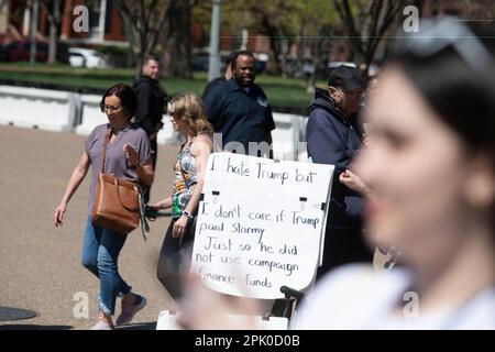 Die Leute gehen ihrem Alltag nach, während sie das Weiße Haus in Washington besuchen, Dienstag, 4. April 2023, Während der ehemalige Präsident Donald Trump festgenommen und vor dem Manhattan Criminal Court in New York City angeklagt wird, wegen 34 Verbrechen, die auf heimliche Zahlungen an den erwachsenen Filmstar Stormy Daniels vor den Präsidentschaftswahlen 2016 zurückzuführen sind. Kredit: Rod Lamkey/CNP Stockfoto