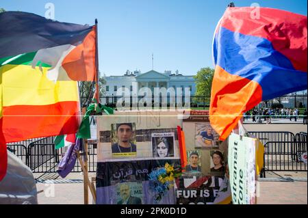 Die Leute gehen ihrem Alltag nach, während sie das Weiße Haus in Washington besuchen, Dienstag, 4. April 2023, Während der ehemalige Präsident Donald Trump festgenommen und vor dem Manhattan Criminal Court in New York City angeklagt wird, wegen 34 Verbrechen, die auf heimliche Zahlungen an den erwachsenen Filmstar Stormy Daniels vor den Präsidentschaftswahlen 2016 zurückzuführen sind. Kredit: Rod Lamkey/CNP Stockfoto