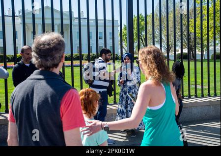 Die Leute gehen ihrem Alltag nach, während sie das Weiße Haus in Washington besuchen, Dienstag, 4. April 2023, Während der ehemalige Präsident Donald Trump festgenommen und vor dem Manhattan Criminal Court in New York City angeklagt wird, wegen 34 Verbrechen, die auf heimliche Zahlungen an den erwachsenen Filmstar Stormy Daniels vor den Präsidentschaftswahlen 2016 zurückzuführen sind. Kredit: Rod Lamkey/CNP Stockfoto