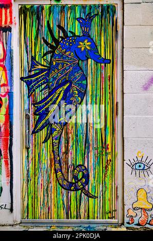 Ein Seepferdchen und andere Graffiti werden am 2. April 2023 in der Fishbone Alley in Gulfport, Mississippi, abgebildet. Die Ziegelgasse ist voll mit Graffiti. Stockfoto