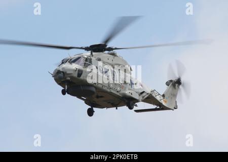 N-227, ein NH Industries NH-90NFH, der von der Royal Netherlands Navy betrieben wird und auf der RAF Fairford in Gloucestershire, England, ankommt, um an der Royal International Air Tattoo 2022 teilzunehmen. Stockfoto