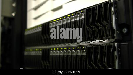 Nahaufnahme des Servergeräts im Serverraum vor unscharfem Hintergrund Stockfoto