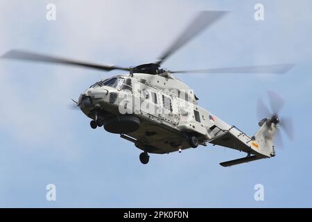 N-227, ein NH Industries NH-90NFH, der von der Royal Netherlands Navy betrieben wird und auf der RAF Fairford in Gloucestershire, England, ankommt, um an der Royal International Air Tattoo 2022 teilzunehmen. Stockfoto