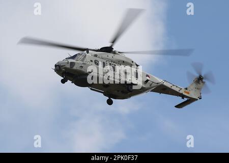 N-227, ein NH Industries NH-90NFH, der von der Royal Netherlands Navy betrieben wird und auf der RAF Fairford in Gloucestershire, England, ankommt, um an der Royal International Air Tattoo 2022 teilzunehmen. Stockfoto