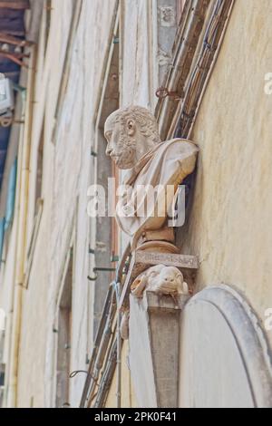 Statue über der Eingangstür auf der Piazza di Madonna degli Aldobrandini in Florenz, Italien Stockfoto