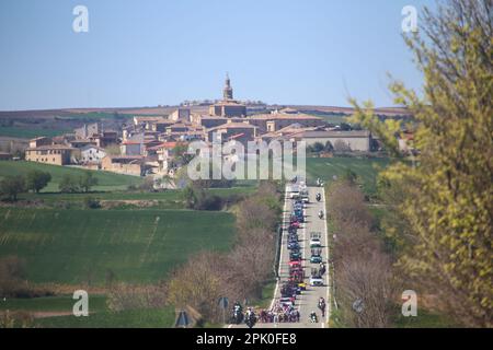 Torres del Rio, Spanien, 04. April 2023: Das gestreckte Peloton während der 2. Etappe des Baskenlandes Itzulia 2023 zwischen Viana und Leitza am 04. April 2023 in Torres del Rio, Spanien. Kredit: Alberto Brevers / Alamy Live News Stockfoto