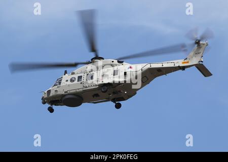 N-227, ein NH Industries NH-90NFH, der von der Royal Netherlands Navy betrieben wird und auf der RAF Fairford in Gloucestershire, England, ankommt, um an der Royal International Air Tattoo 2022 teilzunehmen. Stockfoto