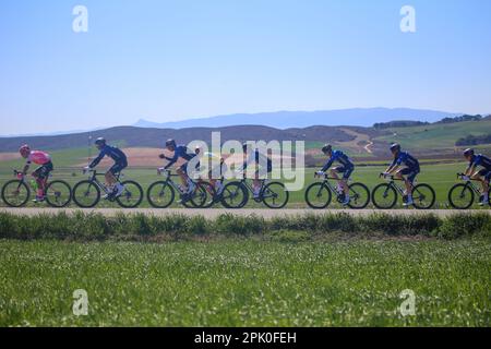 Torres del Rio, Spanien, 04. April 2023: Das führende Peloton zieht das Peloton während der 2. Etappe des Baskenlandes Itzulia 2023 zwischen Viana und Leitza, am 04. April 2023, in Torres del Rio, Spanien. Kredit: Alberto Brevers / Alamy Live News Stockfoto