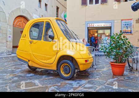 FLORENZ, ITALIEN - 25. September 2019 Elektroauto Pasqali in einer engen Straße im Stadtzentrum geparkt. Stockfoto