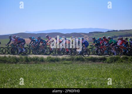 Torres del Rio, Spanien, 04. April 2023: Das führende Peloton zieht das Peloton während der 2. Etappe des Baskenlandes Itzulia 2023 zwischen Viana und Leitza, am 04. April 2023, in Torres del Rio, Spanien. Kredit: Alberto Brevers / Alamy Live News Stockfoto