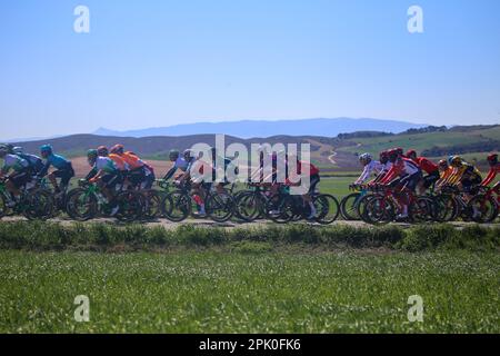 Torres del Rio, Spanien, 04. April 2023: Das führende Peloton zieht das Peloton während der 2. Etappe des Baskenlandes Itzulia 2023 zwischen Viana und Leitza, am 04. April 2023, in Torres del Rio, Spanien. Kredit: Alberto Brevers / Alamy Live News Stockfoto