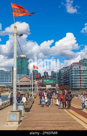 Menschen, die am Pier am Lonsdale Quay in North Vancouver, British Columbia, Kanada, spazieren Stockfoto