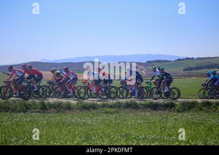 Torres del Rio, Spanien, 04. April 2023: Das führende Peloton zieht das Peloton während der 2. Etappe des Baskenlandes Itzulia 2023 zwischen Viana und Leitza, am 04. April 2023, in Torres del Rio, Spanien. Kredit: Alberto Brevers / Alamy Live News Stockfoto