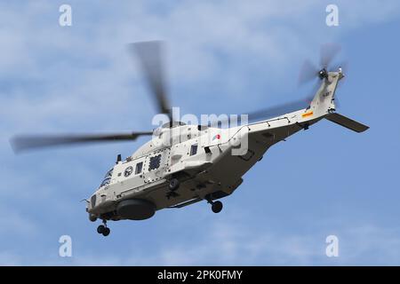 N-227, ein NH Industries NH-90NFH, der von der Royal Netherlands Navy betrieben wird und auf der RAF Fairford in Gloucestershire, England, ankommt, um an der Royal International Air Tattoo 2022 teilzunehmen. Stockfoto