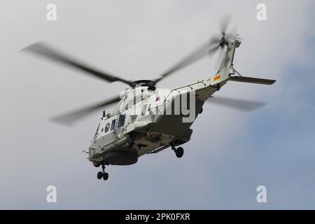 N-227, ein NH Industries NH-90NFH, der von der Royal Netherlands Navy betrieben wird und auf der RAF Fairford in Gloucestershire, England, ankommt, um an der Royal International Air Tattoo 2022 teilzunehmen. Stockfoto