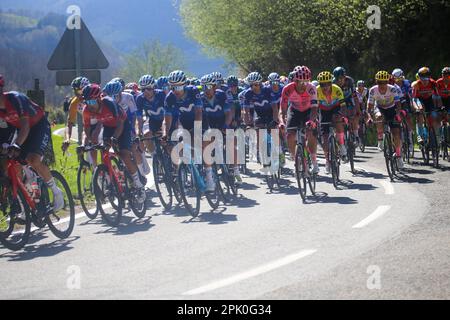 Arkiskil, Spanien, 04. April 2023: Das Peloton, das am 04. April 2023 den Hafen von Arkiskil während der 2. Etappe des Baskenlandes Itzulia 2023 zwischen Viana und Leitza in Arkiskil, Spanien, hochfährt. Kredit: Alberto Brevers / Alamy Live News Stockfoto