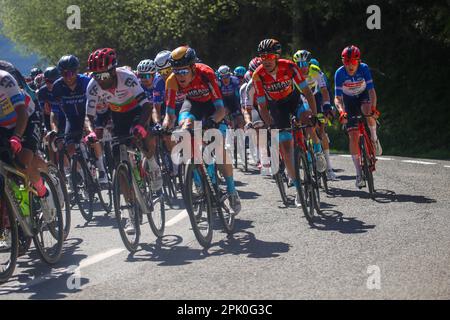 Arkiskil, Spanien, 04. April 2023: Das Peloton, das am 04. April 2023 den Hafen von Arkiskil während der 2. Etappe des Baskenlandes Itzulia 2023 zwischen Viana und Leitza in Arkiskil, Spanien, hochfährt. Kredit: Alberto Brevers / Alamy Live News Stockfoto