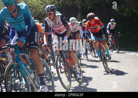 Arkiskil, Spanien, 04. April 2023: Das Peloton, das am 04. April 2023 den Hafen von Arkiskil während der 2. Etappe des Baskenlandes Itzulia 2023 zwischen Viana und Leitza in Arkiskil, Spanien, hochfährt. Kredit: Alberto Brevers / Alamy Live News Stockfoto