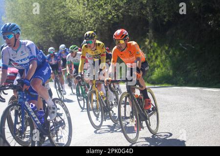 Arkiskil, Spanien, 04. April 2023: Das Peloton, das am 04. April 2023 den Hafen von Arkiskil während der 2. Etappe des Baskenlandes Itzulia 2023 zwischen Viana und Leitza in Arkiskil, Spanien, hochfährt. Kredit: Alberto Brevers / Alamy Live News Stockfoto