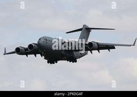 SAC 01, eine Boeing C-17A Globemaster III, die vom NATO Strategic Airlift Capability (SAC) Heavy Airlift Wing betrieben wird und bei RAF Fairford in Gloucestershire, England ankommt, um an der Royal International Air Tattoo 2022 (RIAT 2022) teilzunehmen. Obwohl das Flugzeug von der NATO betrieben wird, befindet es sich am Luftwaffenstützpunkt Pápa in Ungarn und trägt ungarische Air Force-Abzeichen. Stockfoto