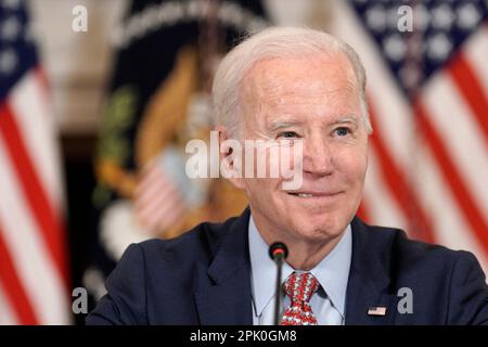 Washington, Vereinigte Staaten. 04. April 2023. US-Präsident Joe Biden trifft sich am 4. April 2023 im State Dining Room des Weißen Hauses in Washington, DC, mit seinem Council of Advisors on Science and Technology. Kredit: Yuri Gripas/Pool über CNP/dpa/Alamy Live News Stockfoto