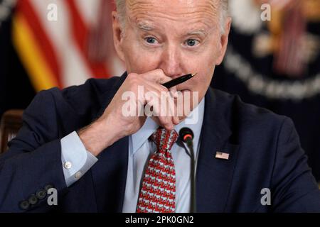 Washington, Vereinigte Staaten. 04. April 2023. US-Präsident Joe Biden trifft sich am 4. April 2023 im State Dining Room des Weißen Hauses in Washington, DC, mit seinem Council of Advisors on Science and Technology. Kredit: Yuri Gripas/Pool über CNP/dpa/Alamy Live News Stockfoto