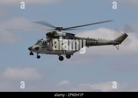 0712, ein PZL W-3A Sokol, betrieben von der tschechischen Luftwaffe, trifft auf der RAF Fairford in Gloucestershire, England ein, um an der Royal International Air Tattoo 2022 (RIAT 2022) teilzunehmen. Stockfoto