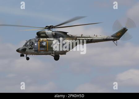 0712, ein PZL W-3A Sokol, betrieben von der tschechischen Luftwaffe, trifft auf der RAF Fairford in Gloucestershire, England ein, um an der Royal International Air Tattoo 2022 (RIAT 2022) teilzunehmen. Stockfoto