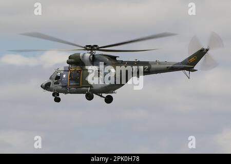 0712, ein PZL W-3A Sokol, betrieben von der tschechischen Luftwaffe, trifft auf der RAF Fairford in Gloucestershire, England ein, um an der Royal International Air Tattoo 2022 (RIAT 2022) teilzunehmen. Stockfoto