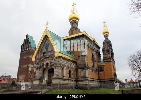 St. Mary Magdalene Chapel, historische russisch-orthodoxe Kirche in Mathildenhoehe, 1897-1899 erbaut, Hochzeitsturm im Hintergrund, Darmstadt, Deutschland Stockfoto