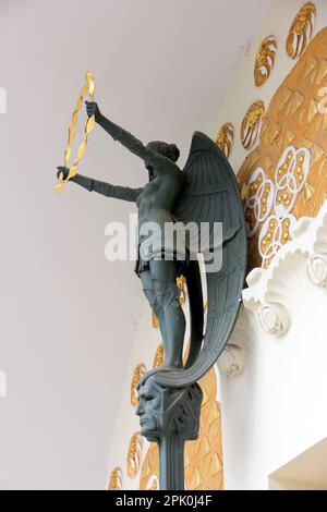 Ernst Ludwig House, Kunstlerkolonie, Bronze Genius of Victory, von Rudolf Bosselt, Jugendstil Dekoration am Eingang, Darmstadt Stockfoto