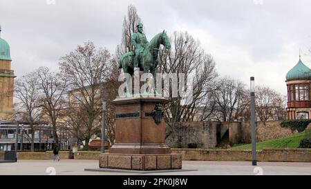 Reiterstatue von Ludwig IV., Großherzog von Hessen, auf dem Friedensplatz, Kunstwerk von Fritz Schaper, geschaffen 1898, Darmstadt, Deutschland Stockfoto