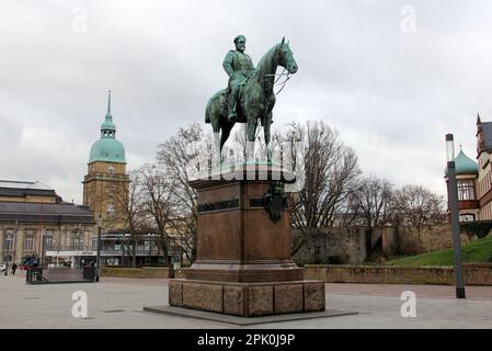 Reiterstatue von Ludwig IV., Großherzog von Hessen, auf dem Friedensplatz, Kunstwerk von Fritz Schaper, geschaffen 1898, Darmstadt, Deutschland Stockfoto