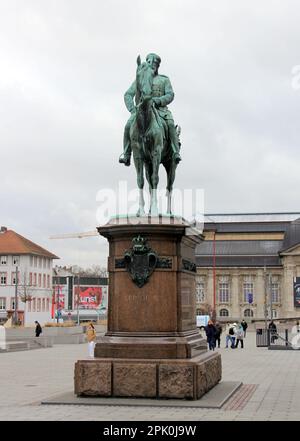 Reiterstatue von Ludwig IV., Großherzog von Hessen, auf dem Friedensplatz, Kunstwerk von Fritz Schaper, geschaffen 1898, Darmstadt, Deutschland Stockfoto