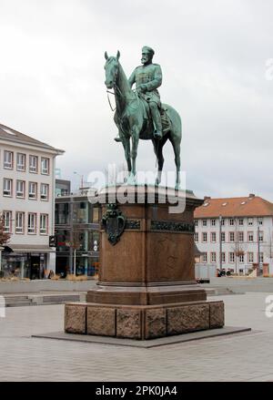 Reiterstatue von Ludwig IV., Großherzog von Hessen, auf dem Friedensplatz, Kunstwerk von Fritz Schaper, geschaffen 1898, Darmstadt, Deutschland Stockfoto