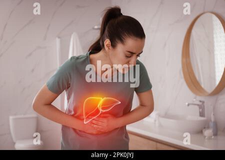 Kranke Frau leidet unter Schmerzen im Bad und Illustration einer ungesunden Leber. Hepatitis-Krankheit Stockfoto