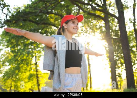 Junge Frau, die morgens im Park Sport macht Stockfoto