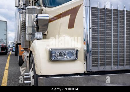 Großlaster in Industriequalität, amerikanische Motorhaube, klassischer Beige, Sattelauflieger mit erweiterter Fahrerkabine für den Komfort des Lkw-Fahrers, Stand mit Trockenwagen, Auflieger o Stockfoto